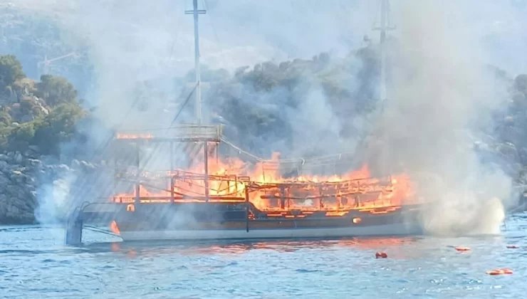 Marmaris’te Tur Teknesinde Yangın: 110 Kişi Tahliye Edildi, 4 Kişi Yaralandı