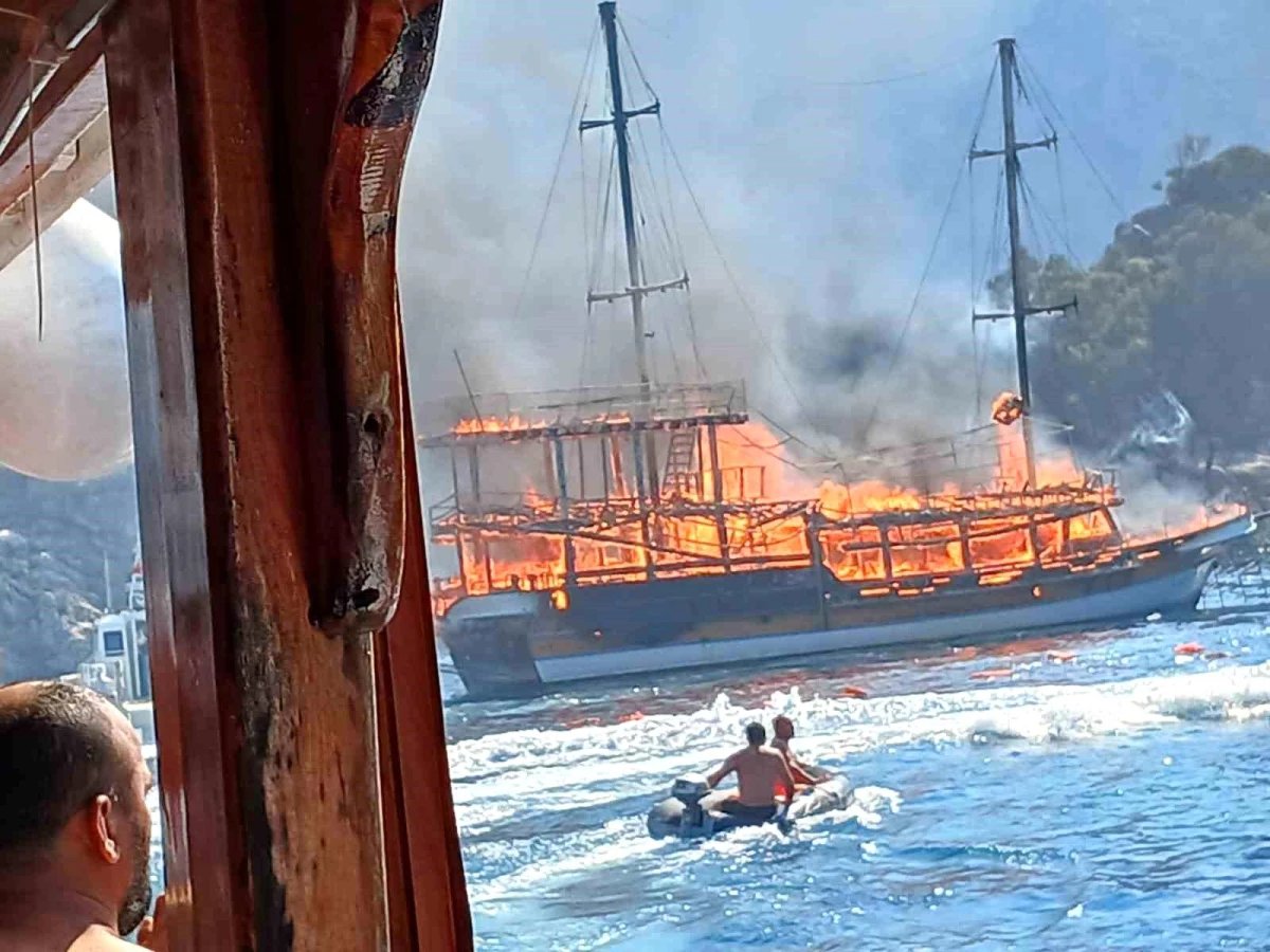 mugla-marmariste-gezi-teknesinde-yangin-cikti-mOvlT6OS.jpg