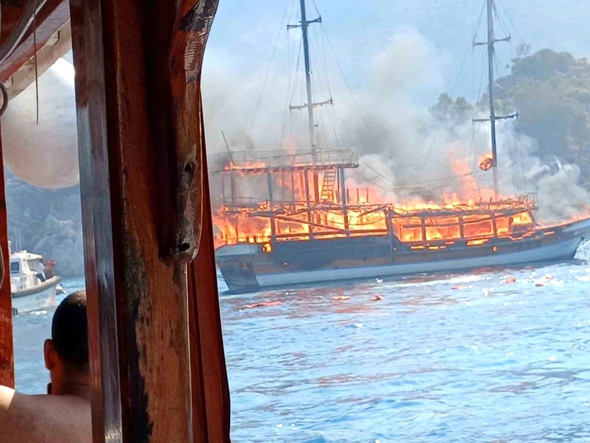 mugla-marmariste-gezi-teknesinde-yangin-yaralilar-var-h3qiwvN9.jpg