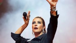 sarkici-sila-milli-mac-nedeniyle-konserini-erteledi-hp949nvH.jpg
