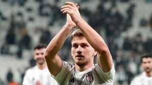 van-bronckhorst-30-milyon-euro-verseler-de-takimda-kalsin-bpxBRmKg.jpg