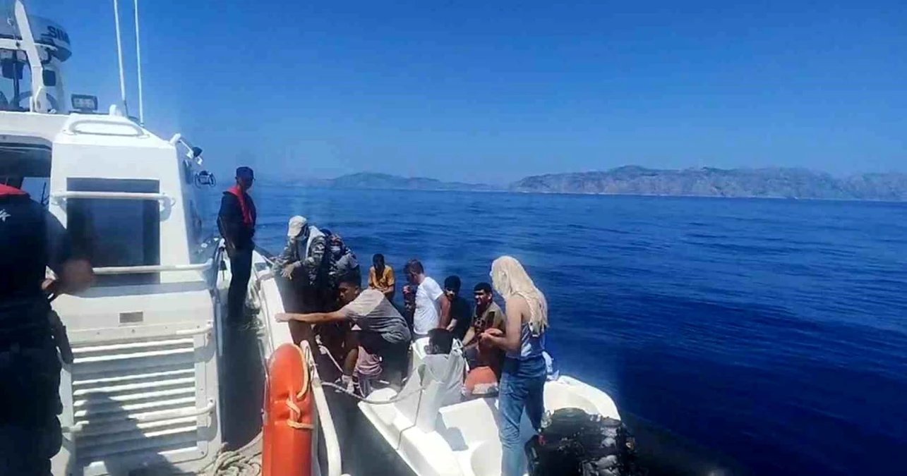 marmaris-aciklarinda-arizalanan-lastik-bot-kurtarildi-F4Wqs43g.jpg