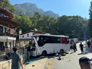 muglada-freni-bosalan-tur-otobusu-park-halindeki-araclara-carpti-3-olu-q5m49Zvp.jpg