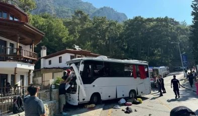 Muğla’da freni boşalan tur otobüsü park halindeki araçlara çarptı: 3 ölü