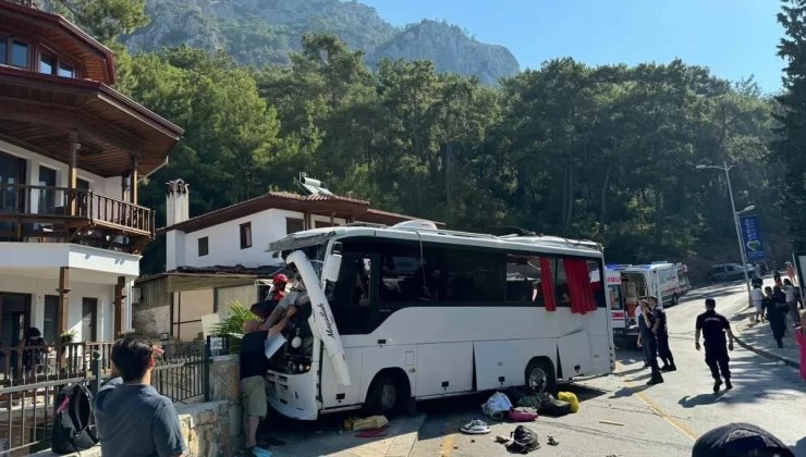 Muğla’da freni boşalan tur otobüsü park halindeki araçlara çarptı: 3 ölü