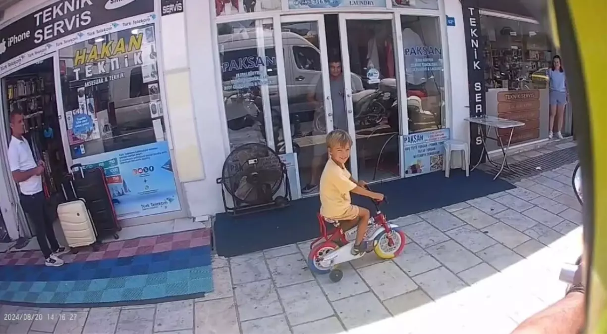 polis-memuru-kasksiz-bisiklet-kullanan-cocuga-cezai-islem-uyguladi-IDHOqczs.jpg