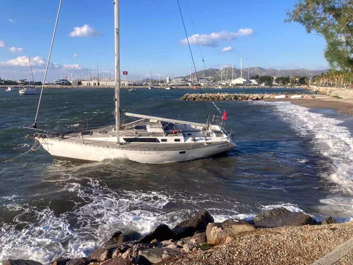 Bodrum'da Fırtına: Yelkenli Karaya Sürüklendi