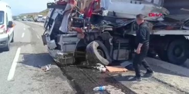 batmanda-feci-kaza-iki-tir-kafa-kafaya-carpisti-olu-ve-yarali-var-LqZxOMtO.jpg