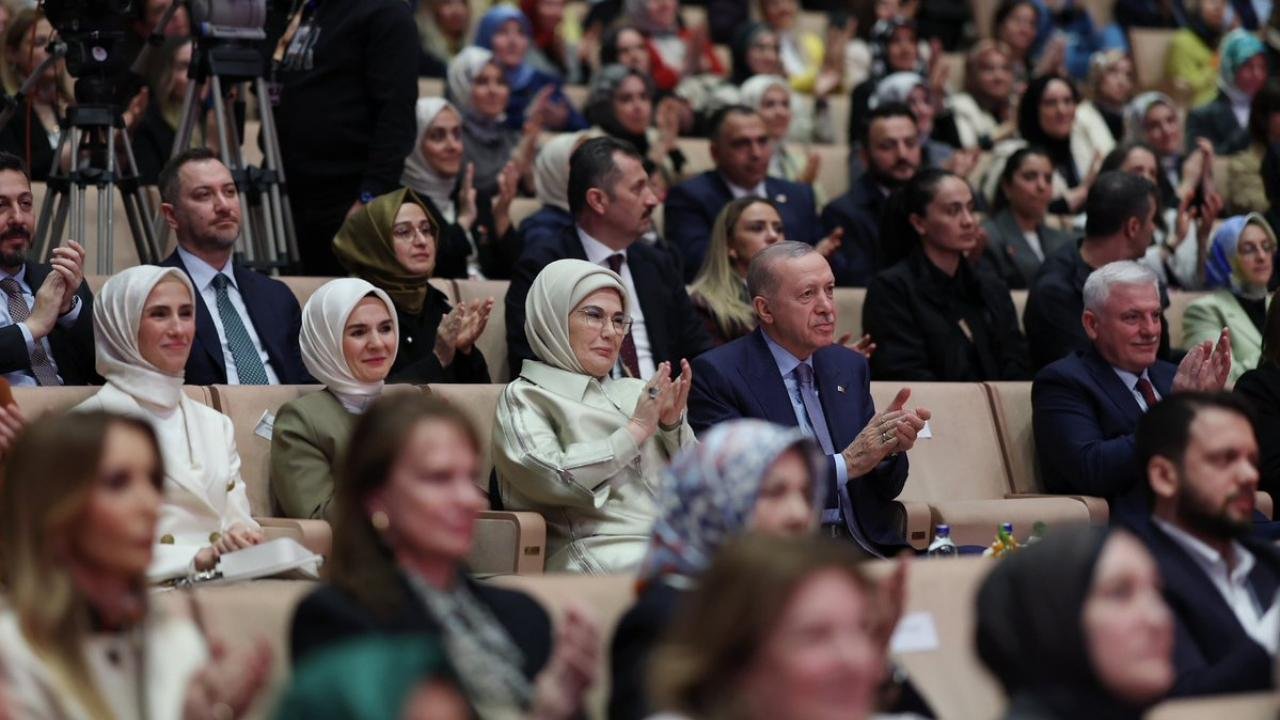 emine-erdogandan-kadem-mesaji-kadinlarin-sesi-ve-gucu-adina-yeni-bir-soluk-olsun-8DcPjL7Q.jpg