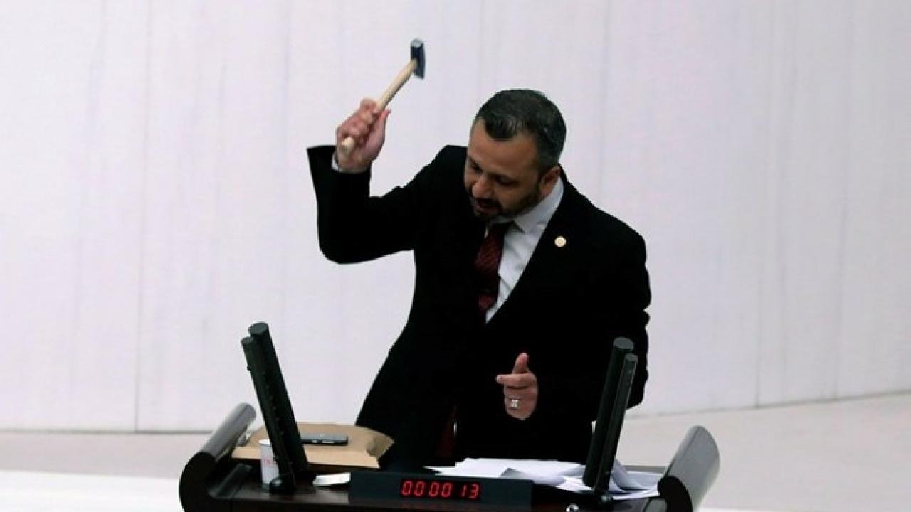meclis-kursusunde-cekicli-eylem-cezasi-belli-oldu-v56UnegQ.jpg