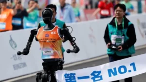 robotlar-ve-insanlar-kosu-yarisi-yapti-iste-kazanan-tAFzrCRL.webp