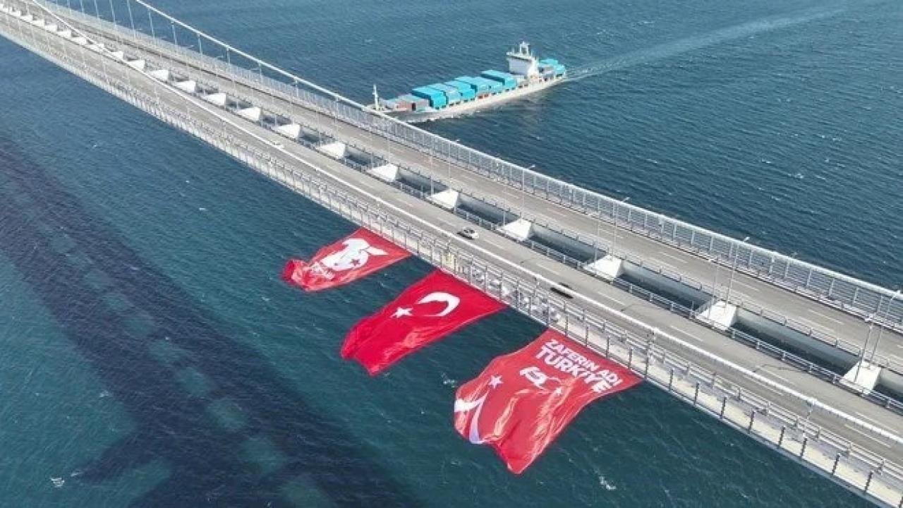 canakkale-koprusune-dev-turk-bayragi-asildi-sgwiBrVI.jpg