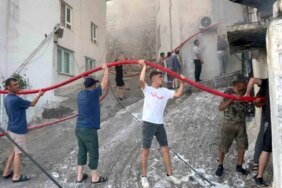 mahalle-sakinleri-yangina-mudahale-icin-zincir-olusturdu-HNJQlY3P.jpg