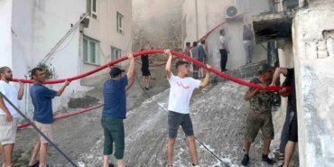 mahalle-sakinleri-yangina-mudahale-icin-zincir-olusturdu-HNJQlY3P.jpg