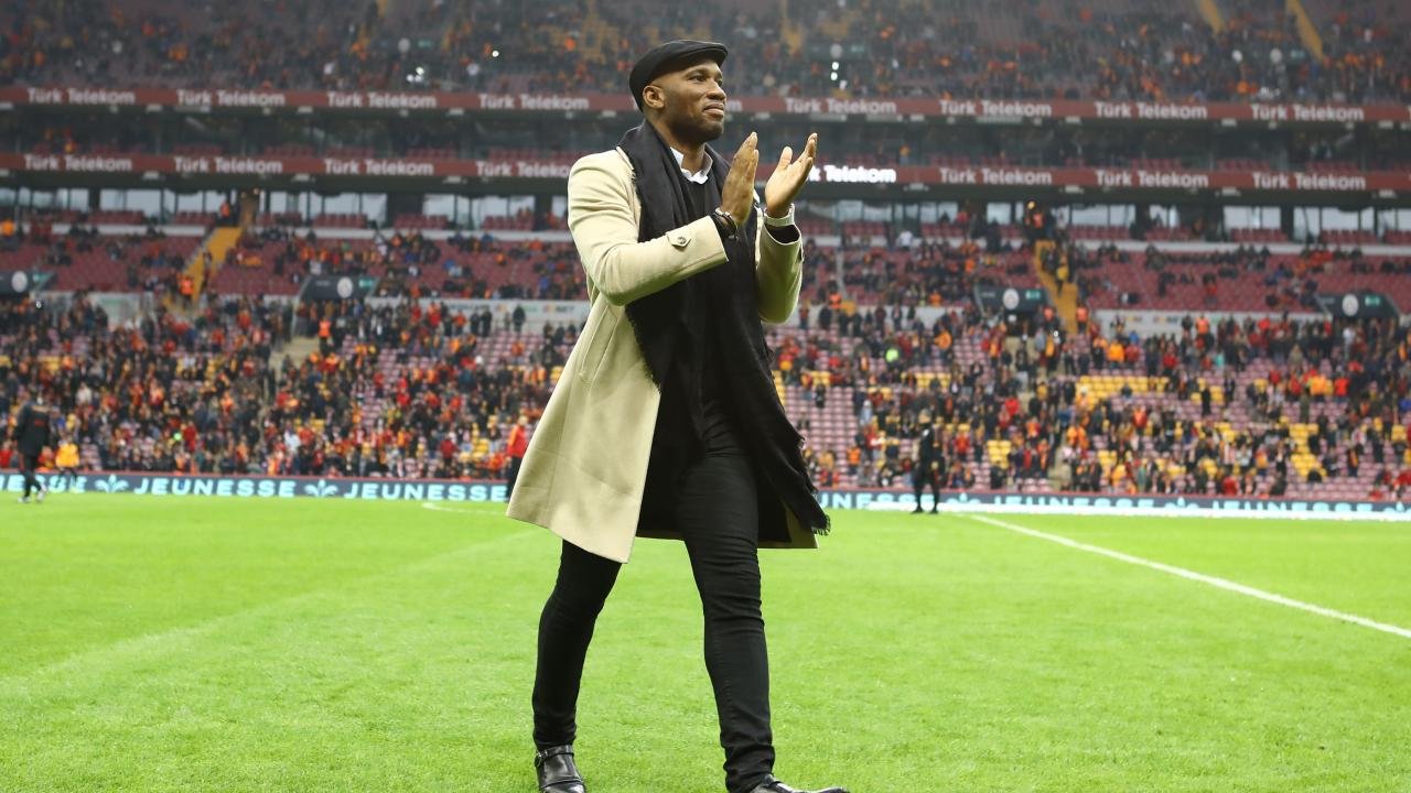 galatasaray-kule-gibi-stoperi-aliyor-drogba-araya-girdi-bir-sozu-yetti-y9p29ENI.jpg