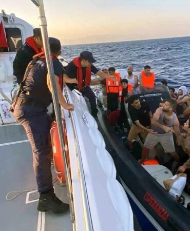 marmaris-aciklarinda-22-duzensiz-gocmen-kurtarildi-2EvxBA8K.jpg