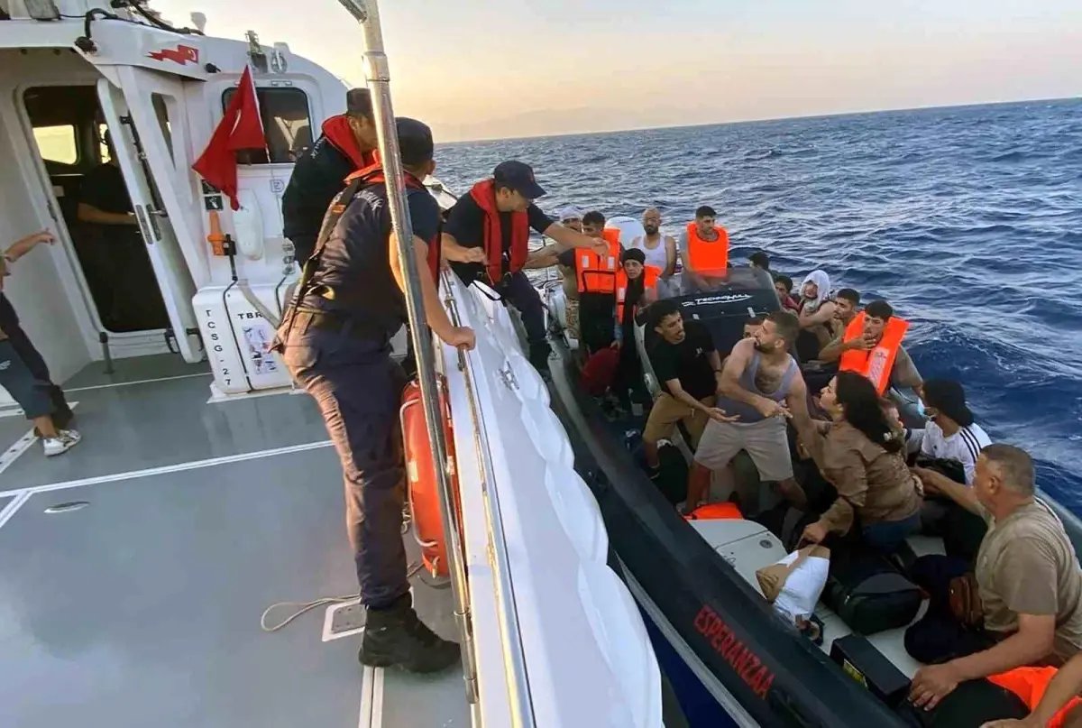 marmaris-aciklarinda-22-duzensiz-gocmen-kurtarildi-2EvxBA8K.jpg