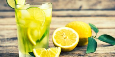 Cold lemonade with ice