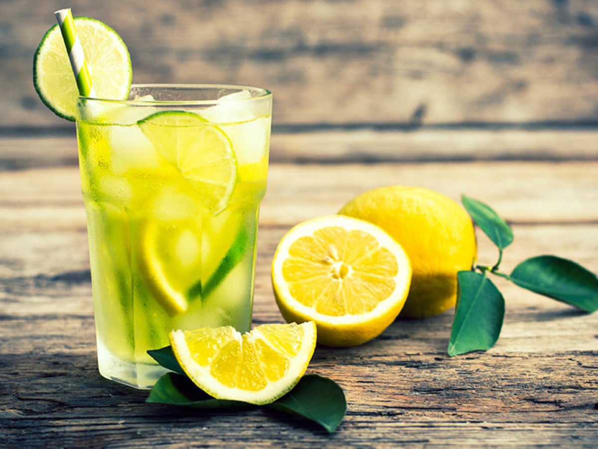 Cold lemonade with ice
