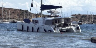 bodrumda-yelkenli-tekne-kayaliklara-oturdu-c2lEhCWt.jpg