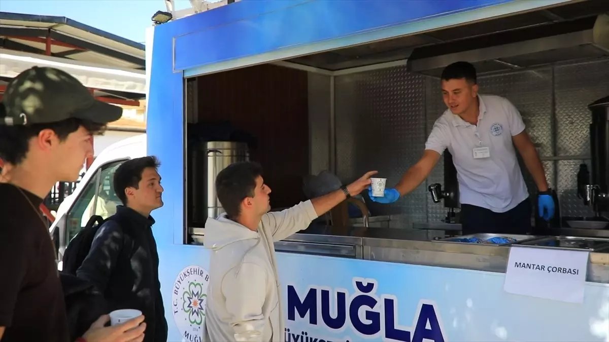 muglada-ogrencilere-sicak-corba-ikrami-baslatildi-yztJrIY6.jpg