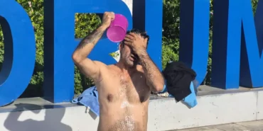 Bodrum'da susuzluğu protesto etmek amacıyla meydanda duş aldı