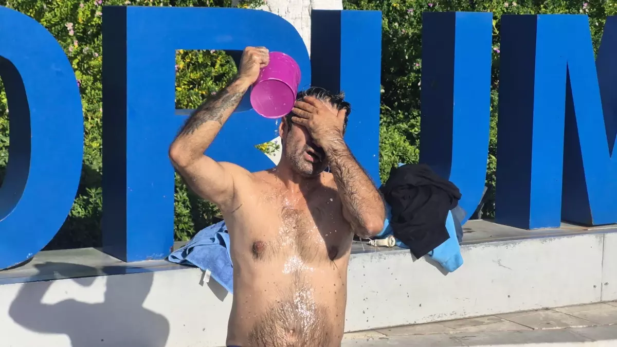 Bodrum'da susuzluğu protesto etmek amacıyla meydanda duş aldı