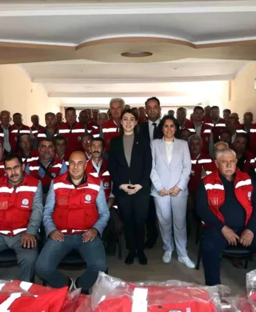 Muğla'da Muhtarlara Afet Yeleği Dağıtımı