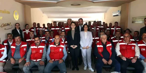 Muğla'da Muhtarlara Afet Yeleği Dağıtımı