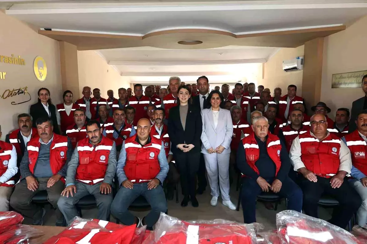 Muğla'da Muhtarlara Afet Yeleği Dağıtımı