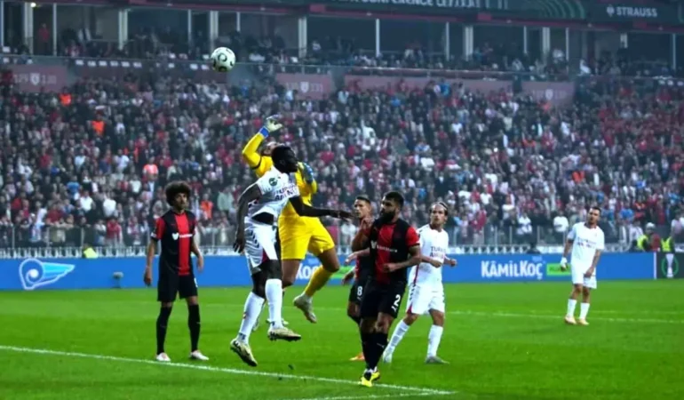 Samsunspor-Hamrun Maçı Golsüz Başladı