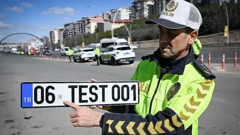 Trafikte "standart dışı" plaka alarmı: APP plaka kullananları neler bekliyor? Cezası ne kadar?