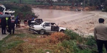 Milas’ta akarsuya düşen araç sele kapıldı! 1 kişi hayatını kaybetti