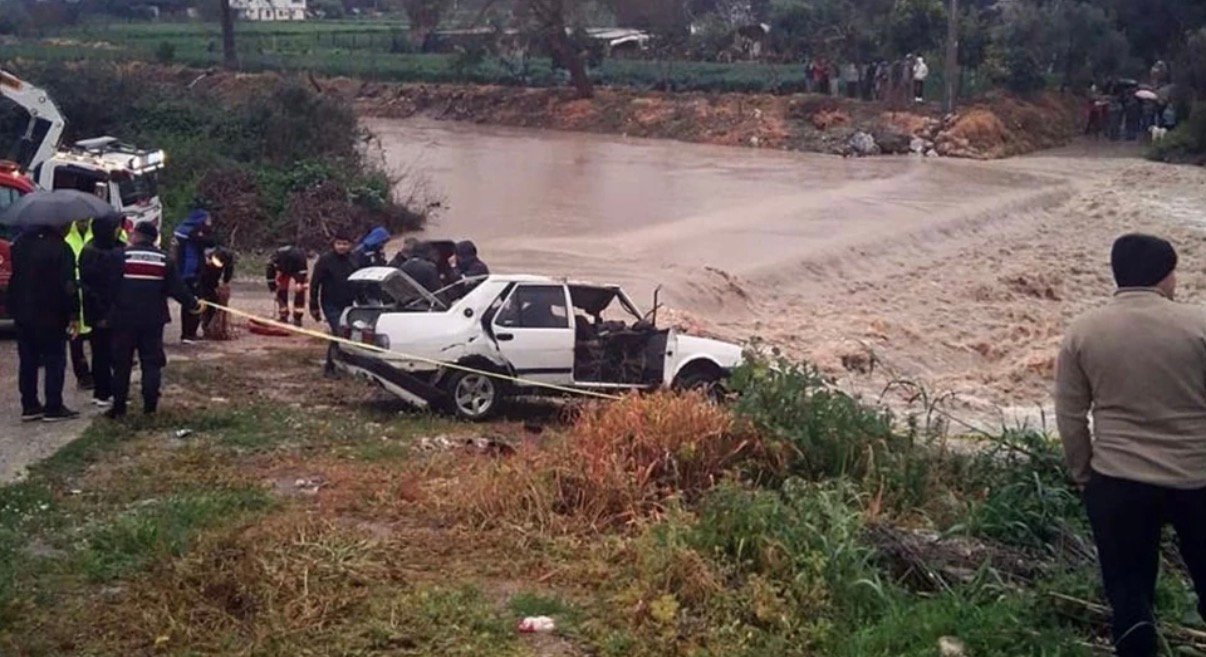 Milas’ta akarsuya düşen araç sele kapıldı! 1 kişi hayatını kaybetti