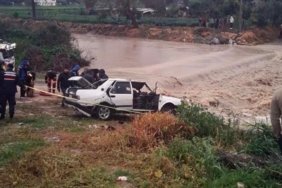 Milas’ta akarsuya düşen araç sele kapıldı! 1 kişi hayatını kaybetti