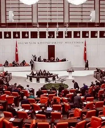 Yeni torba yasada müjdeler sıralandı! Emekli ikramiyelerinde artış, gençlere istihdam, ucuz ev ve bedelli askerlik