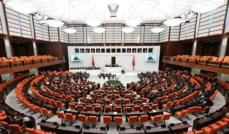 DOĞUM İZNİ YASASI SON GELİŞMELER 2026: Doğum İzni Düzenlemesi Resmi Gazete'de Yayımlandı Mı, Ne Zaman Onaylanacak?