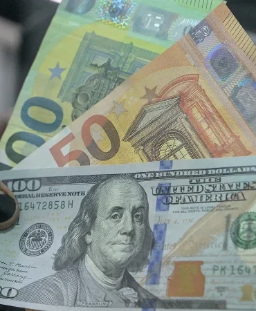 Dövizde yön değişti: Dolar düştü, Euro sert yükseldi