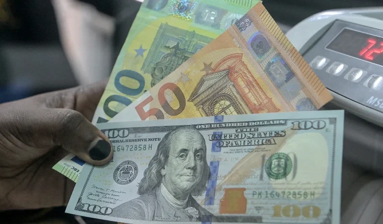 Dövizde yön değişti: Dolar düştü, Euro sert yükseldi