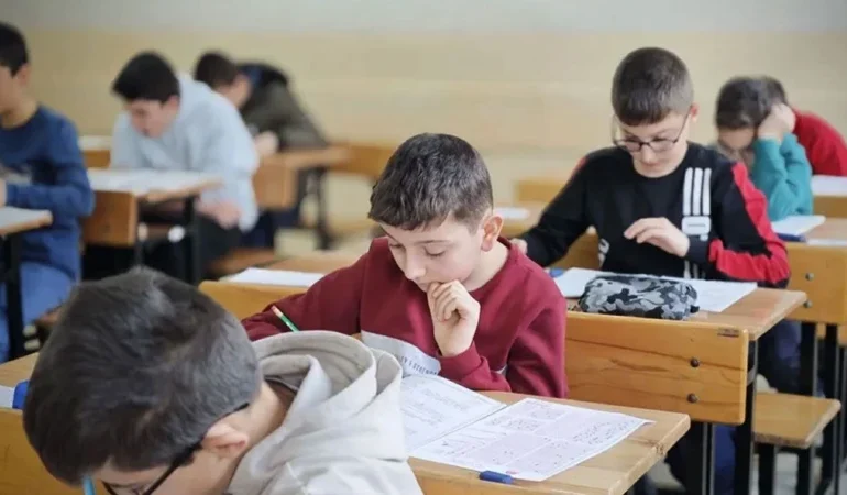 Okullar tatil mi, yarın okul var mı, 20 Nisan Pazartesi için Valiliklerden tatil açıklaması geldi mi?