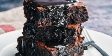 Sosu tam kıvamında! Islak kek nasıl yapılır? Ağızda eriyen ıslak kek tarifi