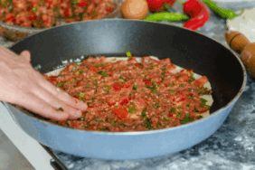 Şipşak Tavada Lahmacun Tarifi: Fırıncıları Kıskandıran Çıtır Lezzet