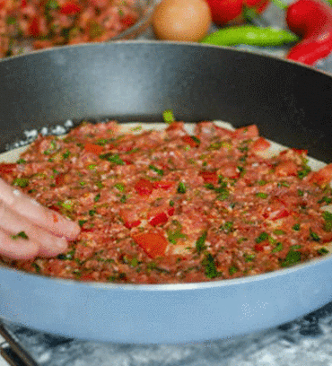 Şipşak Tavada Lahmacun Tarifi: Fırıncıları Kıskandıran Çıtır Lezzet