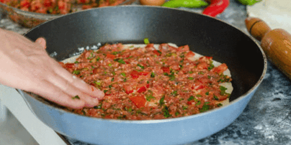Şipşak Tavada Lahmacun Tarifi: Fırıncıları Kıskandıran Çıtır Lezzet