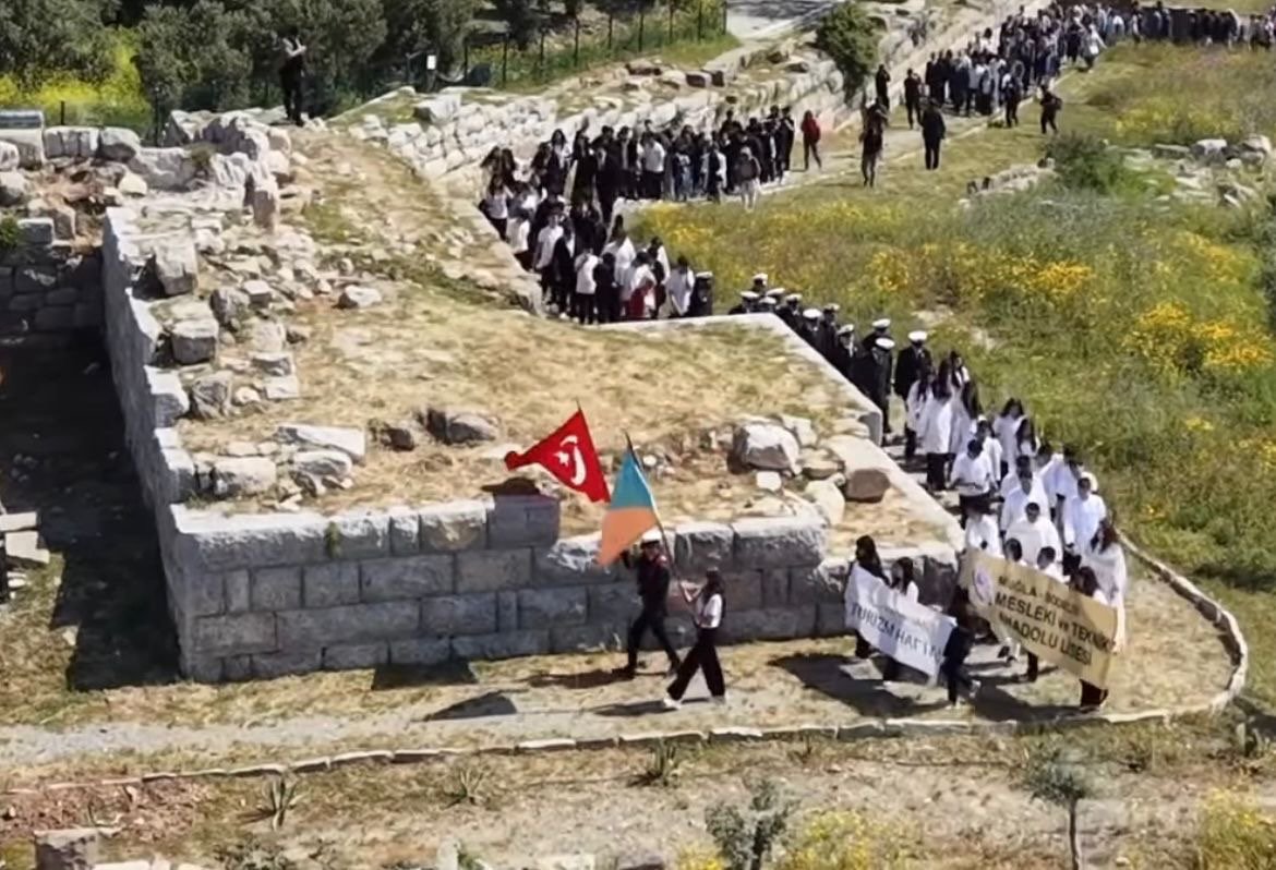 Akademia Vakfı’nın gün yüzüne çıkardığı Halikarnassos Surları’nda Turizm Haftası kutlandı