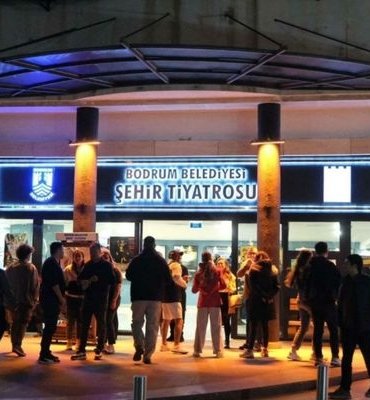 Bodrum Şehir Tiyatrosu sezonu ‘Cambazın Cenazesi’ ile kapattı