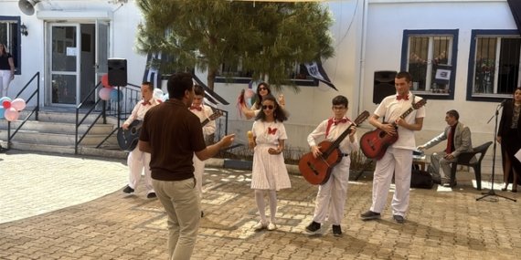 Bodrum'da özel öğrencilerden alkışlanan performans: ‘Hem vals yaptılar hem atölye açtılar’