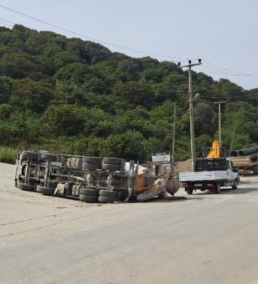 Bodrum’da Rampada Geri Kayan Beton Mikseri Devrildi