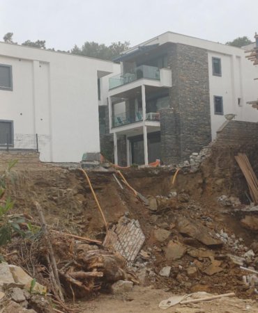 Çırkan’da Korkutan İddia: Şantiye Nedeniyle Site Zemini Çöktü, Binalar Tehlikede