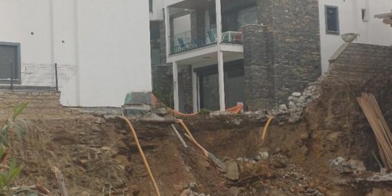 Çırkan’da Korkutan İddia: Şantiye Nedeniyle Site Zemini Çöktü, Binalar Tehlikede